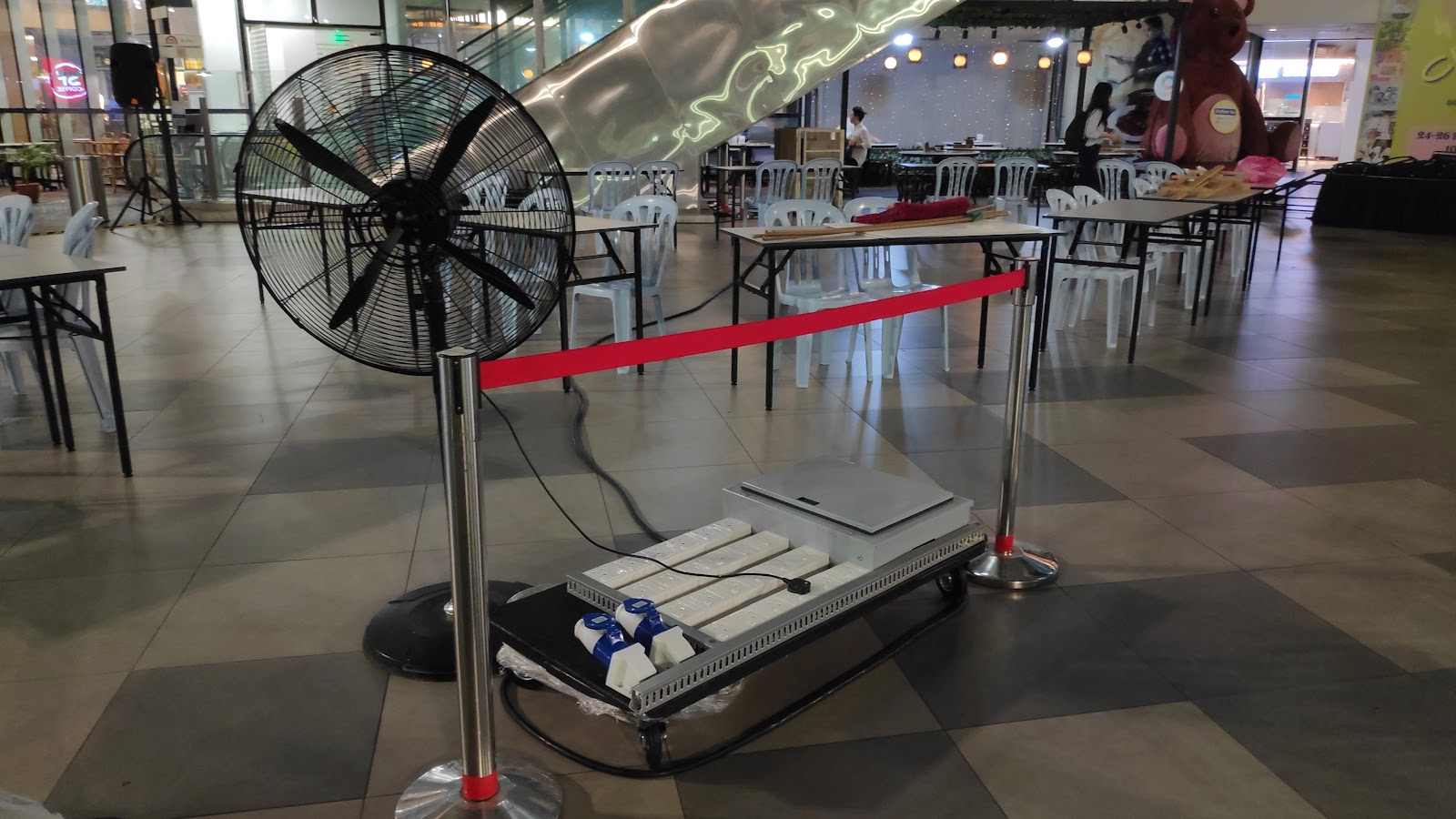 Event power trolley with fan at a mall